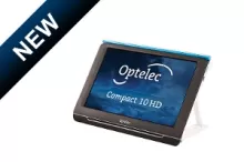 Görüntüde Compact 10 HD, katlanabilir bir stand ile desteklenen bir büyüteç ekranı şeklinde gözüküyor. Ekran, açık renk çerçeveli ve yatay konumda yerleştirilmiş. Alt kısımda metin üzerinde gezinmeye veya ayarlamalar yapmaya yarayan belirgin simgeler bulunuyor. Cihazın ekranındaki yazı tipi büyük ve sarı renkte, siyah arka plan üzerinde görünüyor. Kullanıcı, ekranın dokunmatik olduğunu belirten bir şekilde parmağıyla ekranın altındaki bir simgeye dokunuyor.